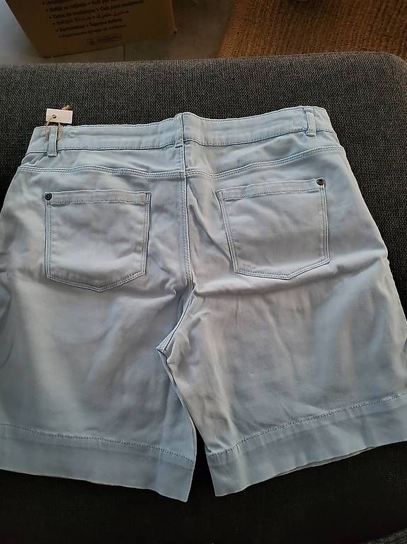 Pantaloni: Short femme – Usato da Ecuvillens venduto da loloall 1