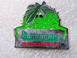 Ansteckpin 32: Heso x Honegger Reinigungen