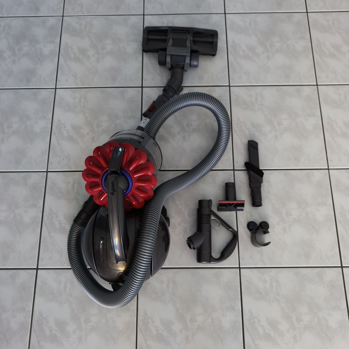 Dyson Aspirapolveri & Accessori: Aspirateur Dyson Ball DC33C Origin Plus accessoires – Usato da Neuchâtel venduto da yba_9xgy