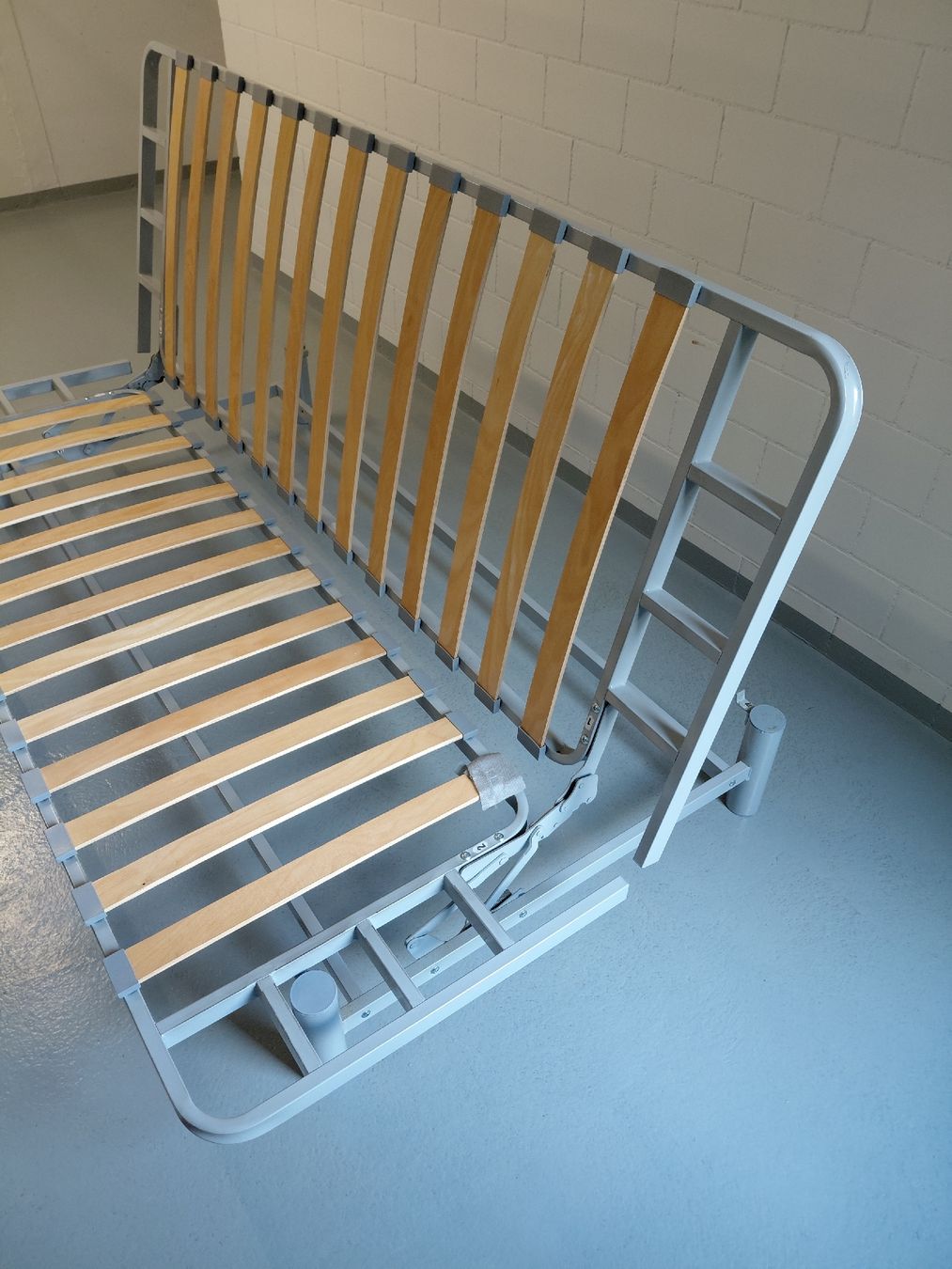 Divani: Sofabett mit Metallrahmen, funktioniert einwandfrei – Usato da Cham venduto da srb_26vq 2