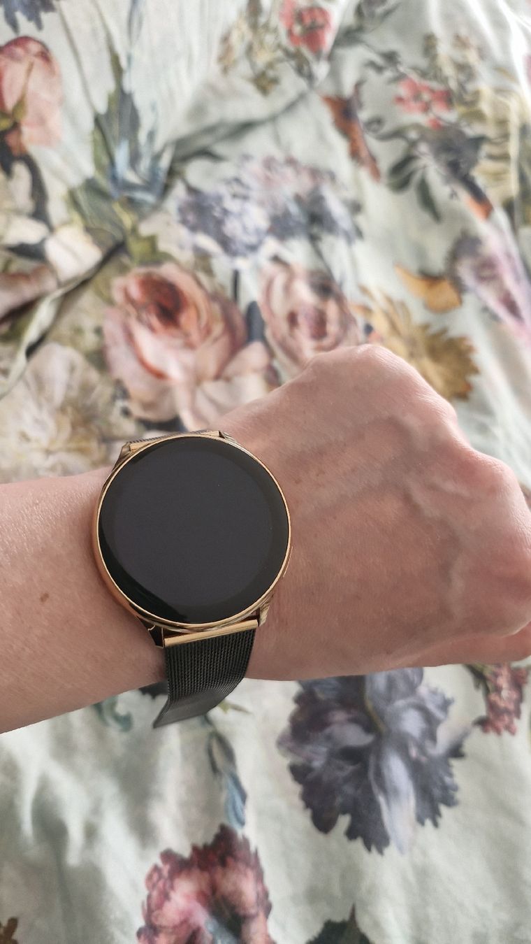 Orologi: Rose Gold Smart Watch with Mesh Strap - Stylish and Light – Usato da Bonstetten venduto da Denitza87 1