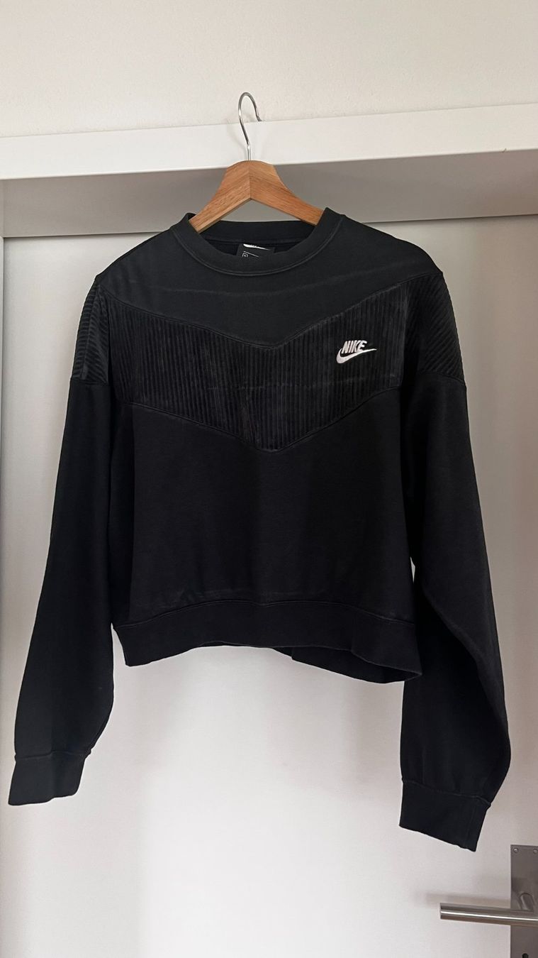 Nike Pullover & Sweatshirts: Nike Crop Sweatshirt Gr. M – Gebraucht aus Liestal von Schatzsucher90