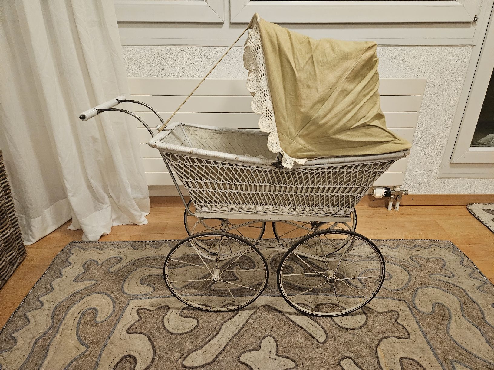 Carrozzine per bambole: Puppenwagen Ca 85 x 65 x 45 – Usato da Oberägeri venduto da Calimero048