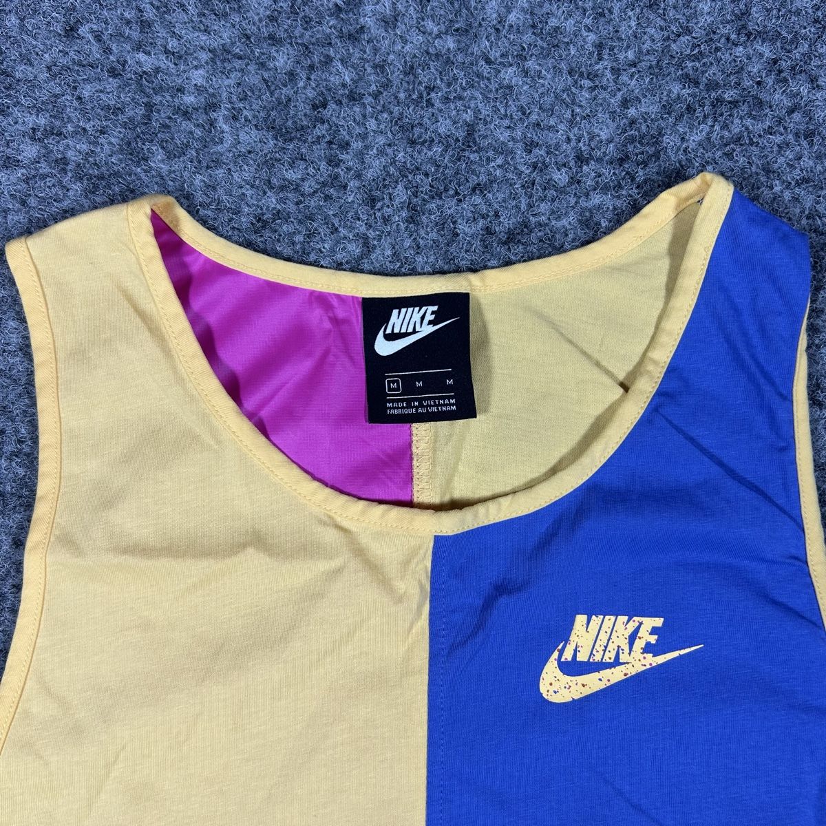 Nike T-shirt: Nike tank top sport Medium – Nuovo (secondo la descrizione) da La Sagne NE venduto da Matlasape 1