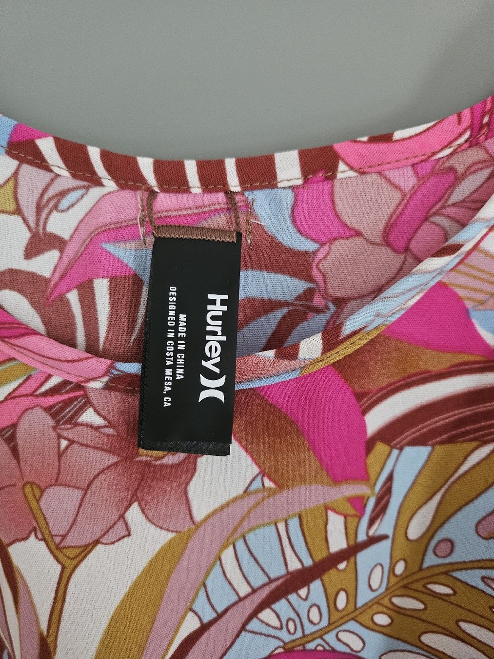 Tops: Top surf Hurley avec fleurs – Neu und originalverpackt aus La Tour-de-Peilz von mar_2r26 1