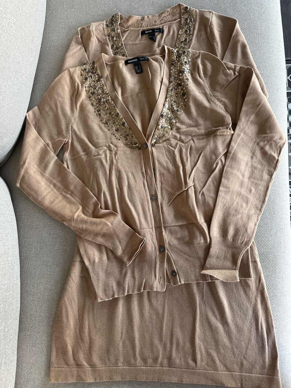 Lotti di vestiti: Mango Strickkleid und Strickjacke, beige, Grösse S – Usato da Zürich venduto da poliveira