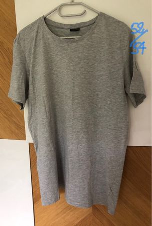 2 T-shirt, 1 polo, 1 short marine taille 52/54 excell.etat