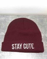 Strickmütze dunkelrot Stay Cute Aufschrift