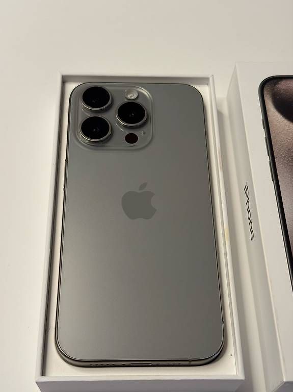 Telefoni cellulari / Smartphones: iPhone 15 pro 256 GB – Usato da Rümlang venduto da des_qg77 2