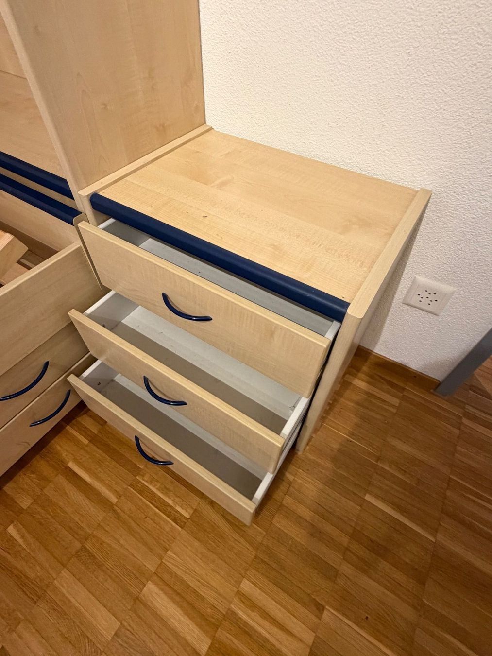 Livique Betten: Bett mit Kopfschrank und Nachttisch – Gebraucht aus Kestenholz von Oliiiii 3