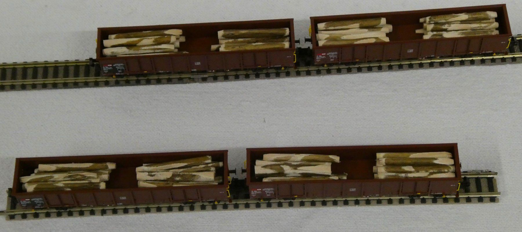 Fleischmann Modellini di ferrovie: 4 Stk Fleischmann Hochbordwagen mit Holzstämmen – Nuovo e nell'imballaggio originale da Rupperswil venduto da Ropi03 3