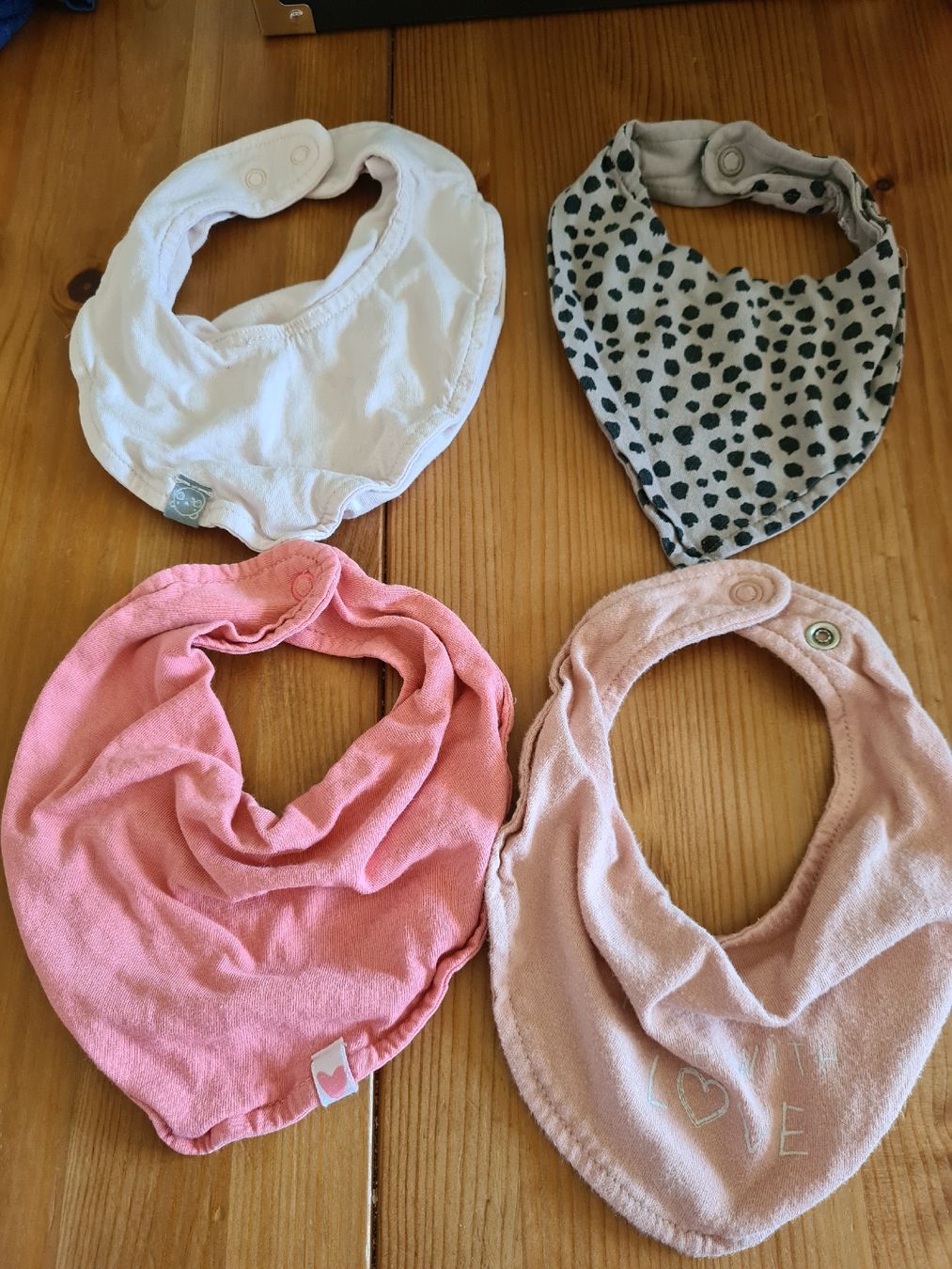 Pasti del neonato: 4 Halstücher / Sabberlätzli Baby – Usato da Horw venduto da Mirii91