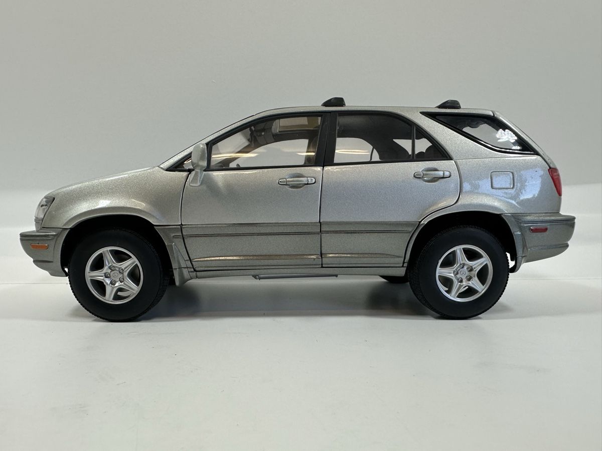 Autoart Modellini d'auto: Lexus RX300 1:18, silbrig, GATEWAY / AUTOART – Nuovo (secondo la descrizione) da Zofingen venduto da rf9_x2xt 2