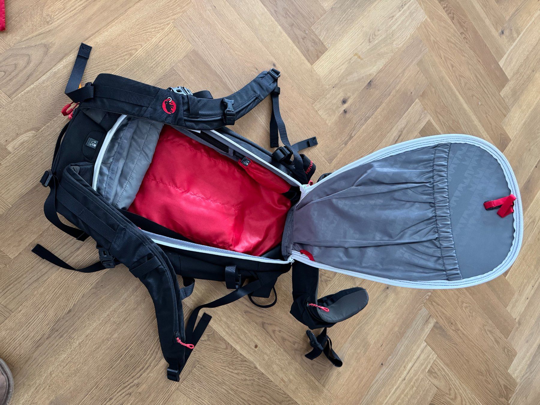 Mammut Zaini: Mammut Nirvana Pro 25 und Mammut Regenschutz – Usato da Basel venduto da neo_6gsm 1