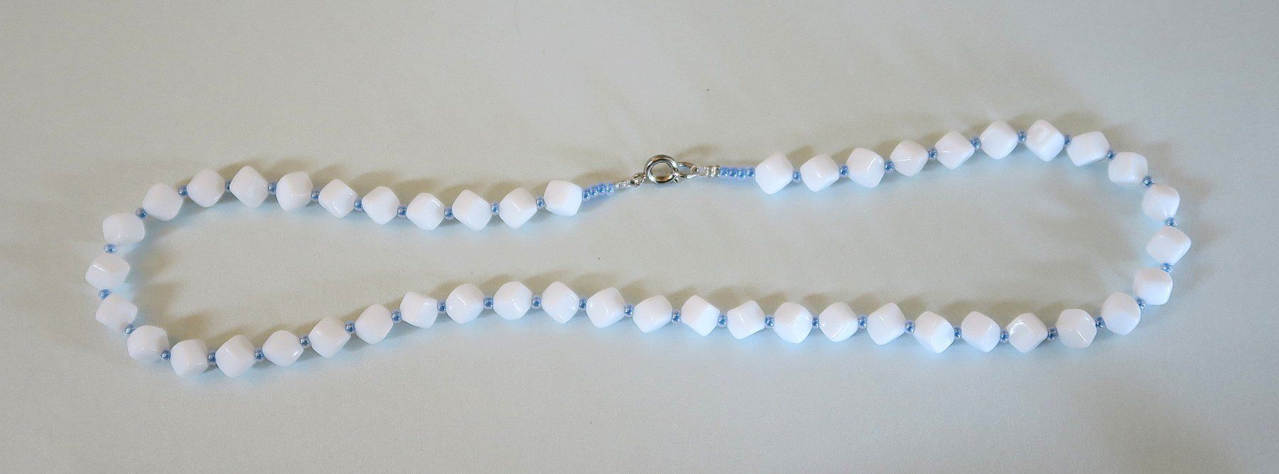 Catenine: Glasperlenkette weiss/hellblau – Usato da Brittnau venduto da marlenestone 2