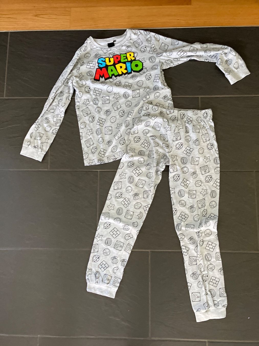 Maglioni & Felpe: Super Mario Pullover und Tshirt 128, Pyjama 140 – Usato da Röschenz venduto da RS4147 1