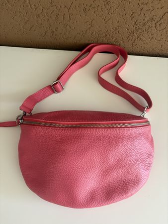 Sac banane cuir rose avec sangle tissée