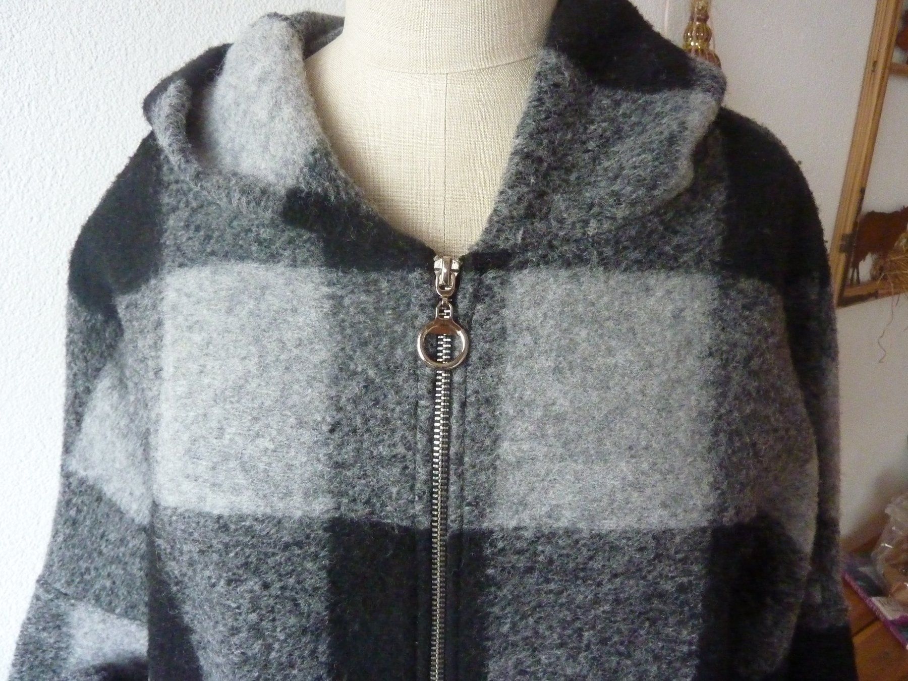 Giacche: Jacke mit Kapuze, Karro Look,  one Size – Usato da Waldstatt venduto da Kananaskis1 2
