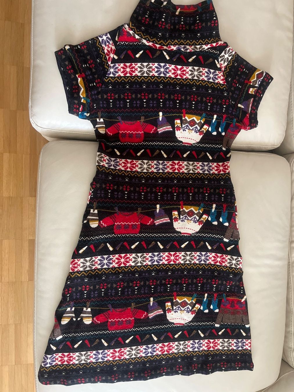 Kleider: Winterkleid schone Muster gr S – Gebraucht aus Adligenswil von Phoenix2017