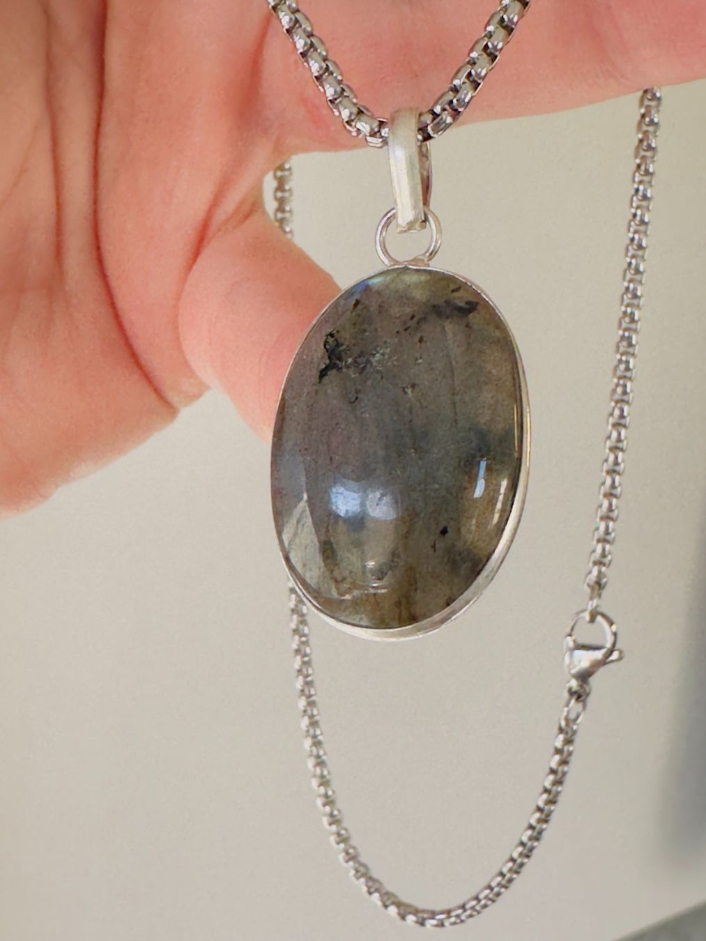 Ketten: Fashionable labradorite necklace – Neu und originalverpackt aus Genève von AGBERG 1