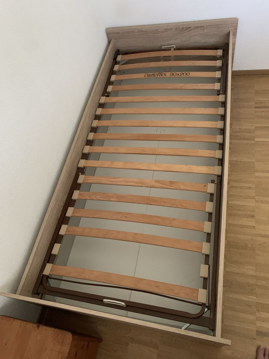 Betten: Bett mit Lattenrost – Gebraucht aus Perlen von  2