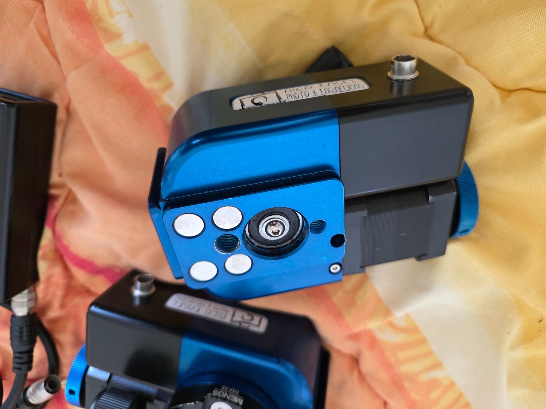Appareil photo: Black Forest Motion Pan-Tilt mit Pine Motion Controller – D'occasion à Eiken par Marcovolt