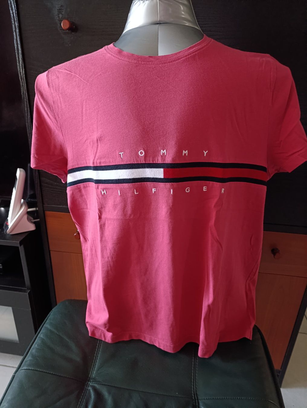 Tommy Hilfiger T-shirt: T-shirt Tommy Hilfiger – Nuovo (secondo la descrizione) da St-Cergue venduto da Neviana 1