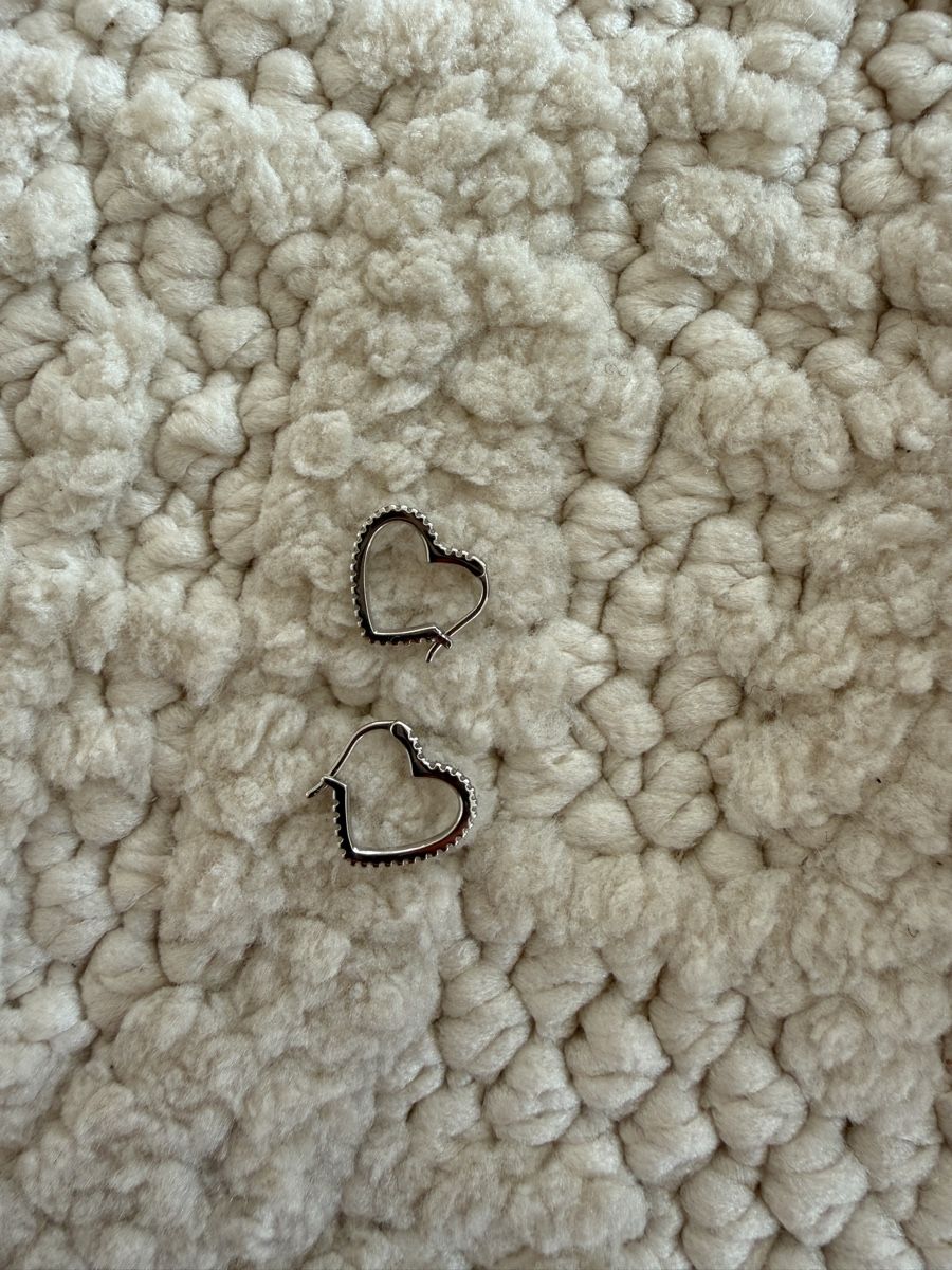 Orecchini pendenti & Orecchini a lobo: Sparkly Silver-tone Heart-shaped Earrings – Usato da Luzern venduto da prelovedfashion_99
