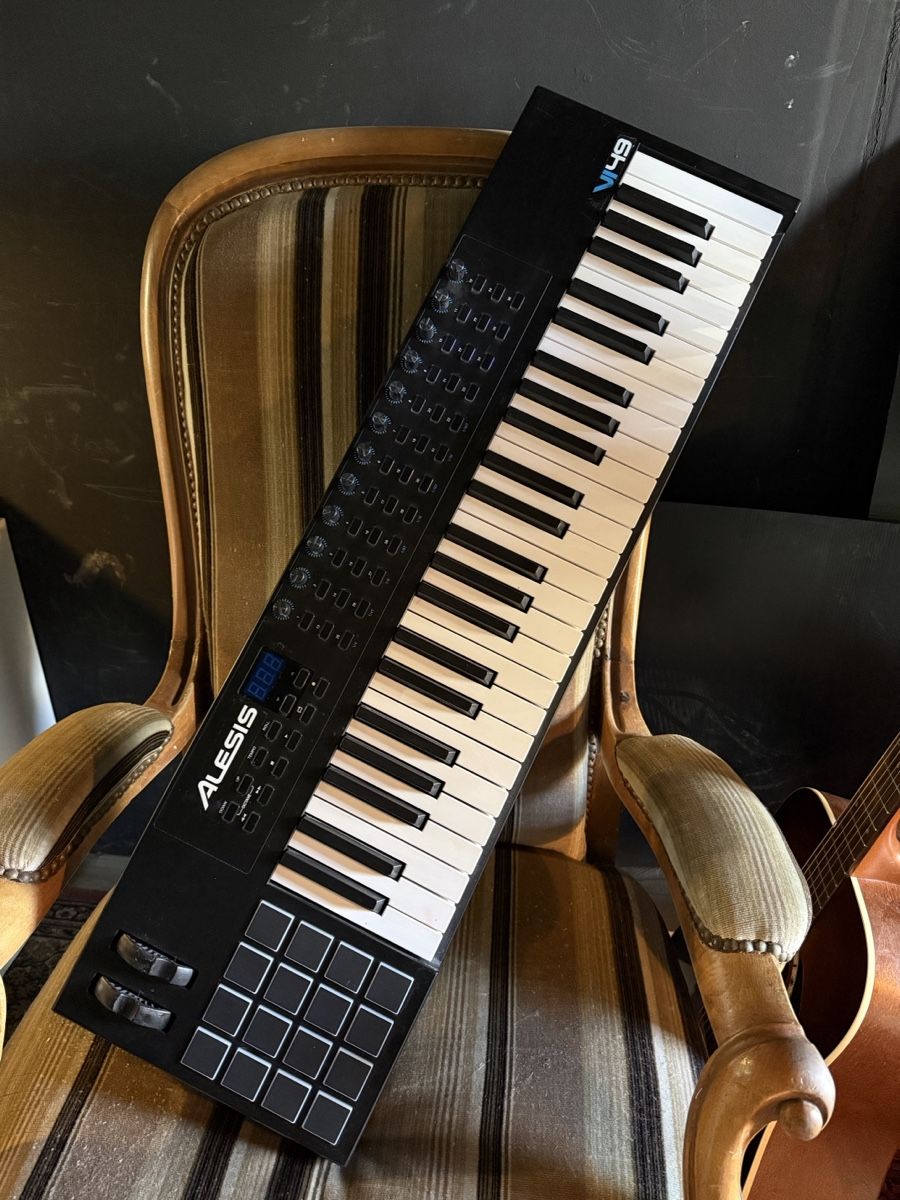 Alesis Strumenti musicali: Alesis V49 MIDI Keyboard – Usato da Zürich venduto da jonathanschneider