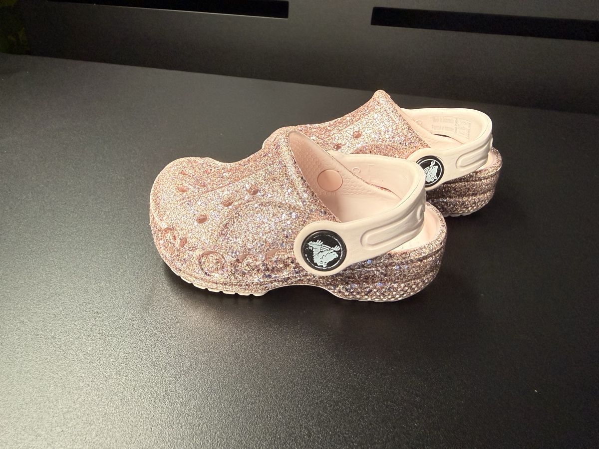 Crocs Scarpe per ragazze: Authentic Pink Glitter Crocs Size 19/20 Very Good Condition – Usato da Diessenhofen venduto da mar_8cyl