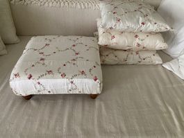 3 Kissen + 1 Hocker bestickt mit herzigem Blumenmuster