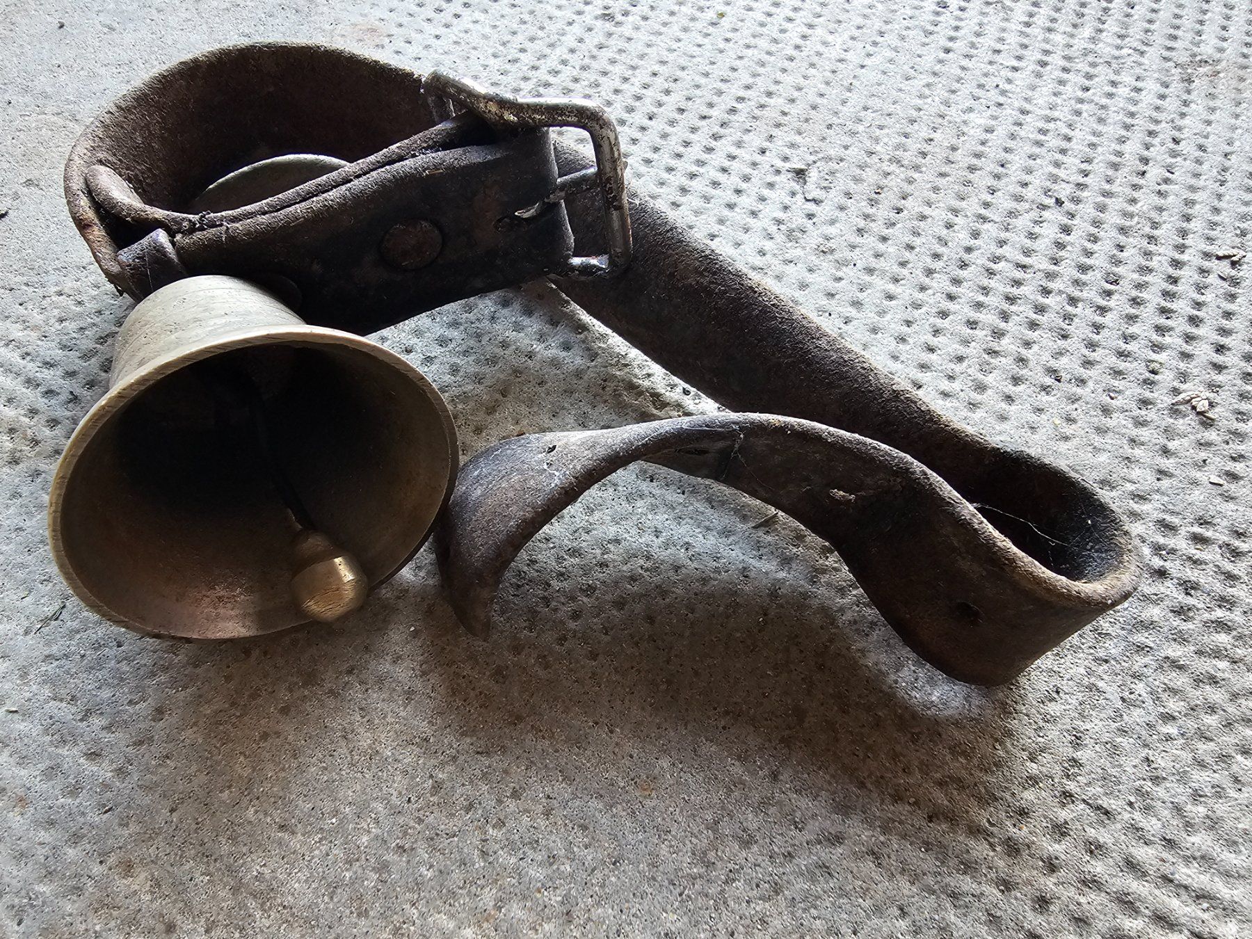 Campanacci mucche: Cloche avec collier de cuir – Usato da Ste-Croix venduto da gfamily 2
