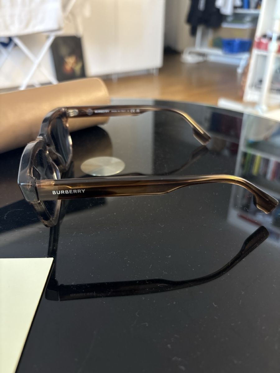 Burberry Occhiali & Lenti: Burberry Sonnenbrille – Usato da Jegenstorf venduto da zenow 1