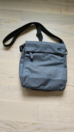 Umhängetasche in grau mit Tabletfach von Camel Active