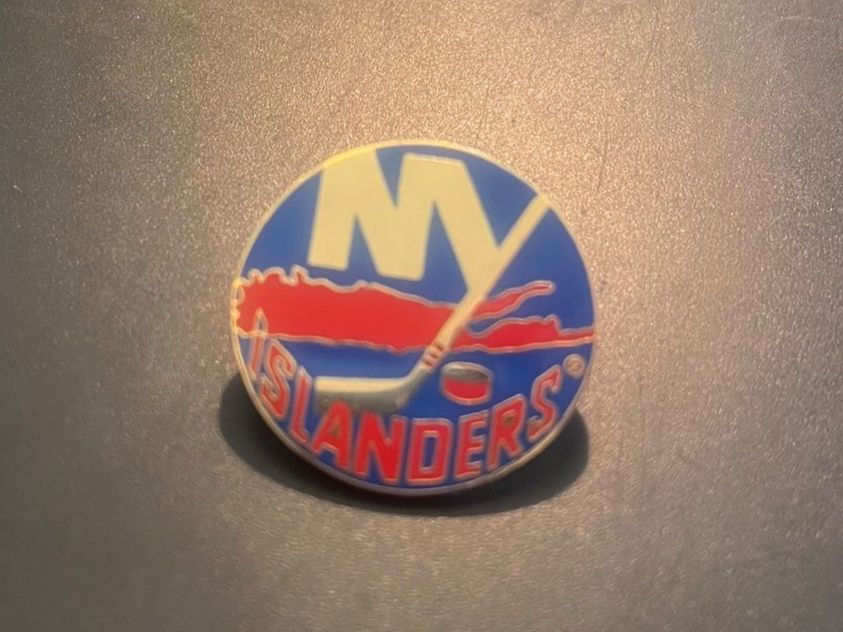 Placchette & Badge: *New York Islander Pin* – Usato da Seuzach venduto da Black_sheep