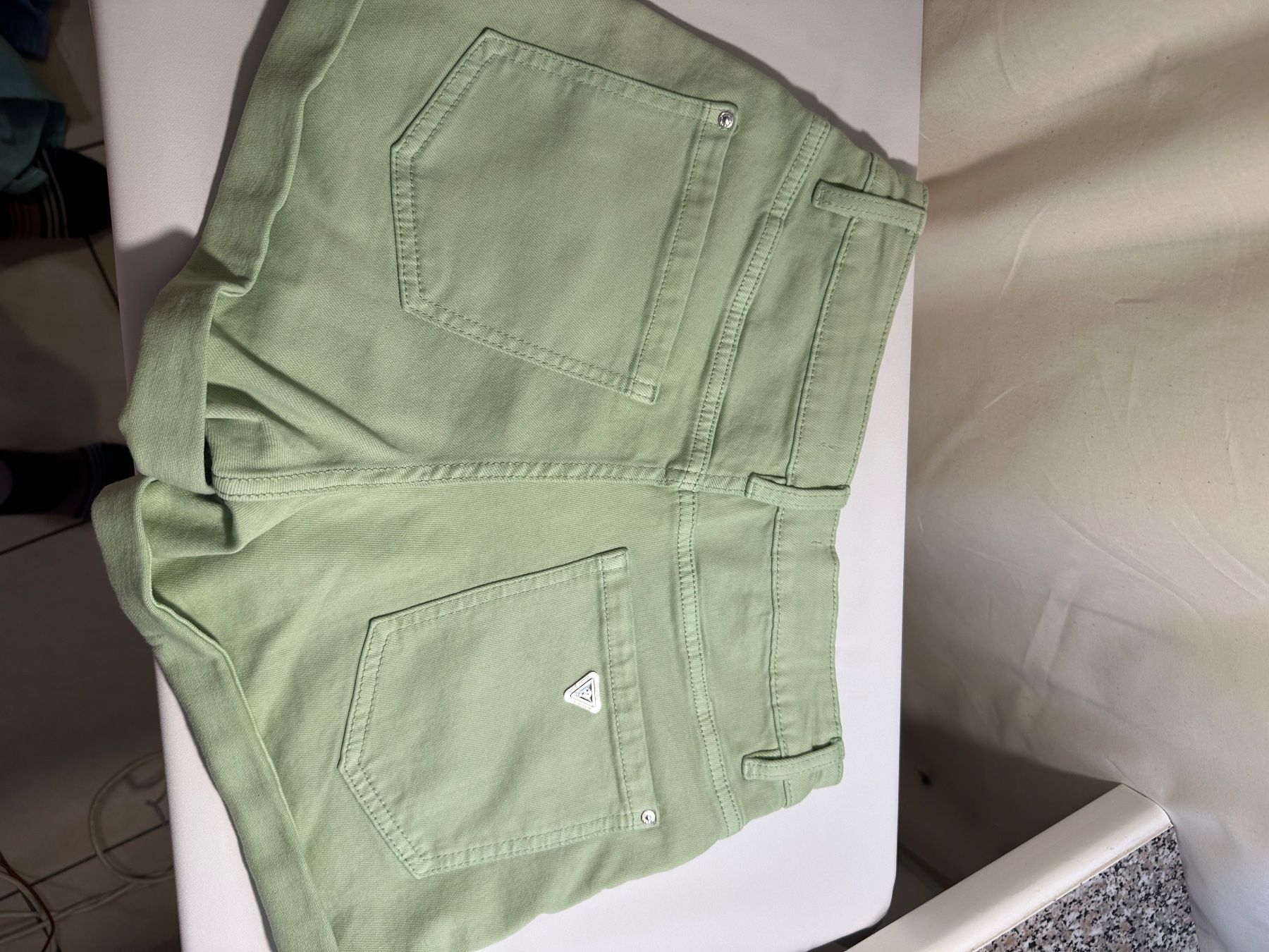 Guess Pantaloni: Guess – Nuovo (secondo la descrizione) da Onex venduto da eri_jx6q 1