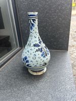 Handbemalte antike Vase im blauen und weißen Iznik-Stil