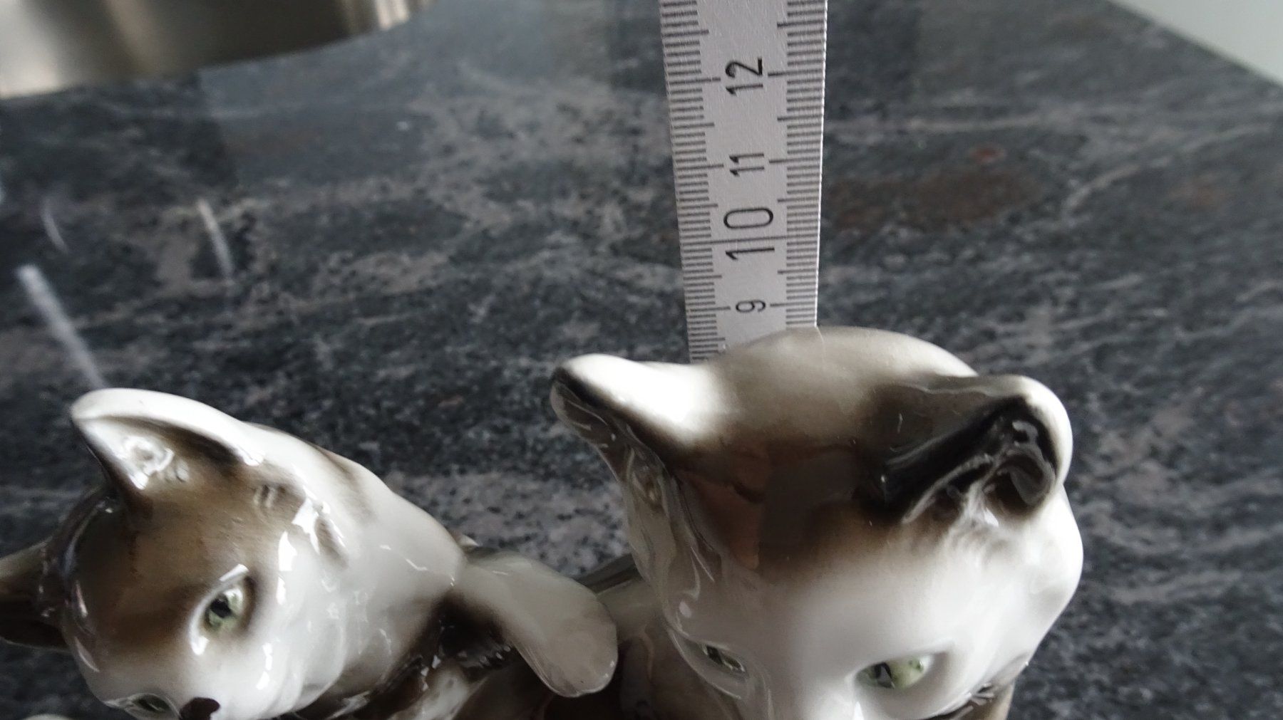 Statuette: KATZENFIGREN WELCHE AUF EINEN STEIN SITZEN  GEMARKT GERMANY – Usato da Zürich venduto da Roulet 6