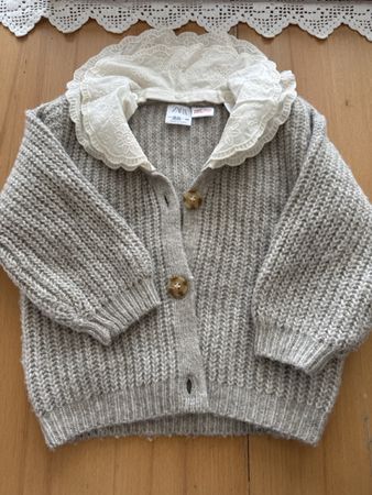 Zara Strickjacke mit Spitzenkragen, Grösse 92, Top! (48)