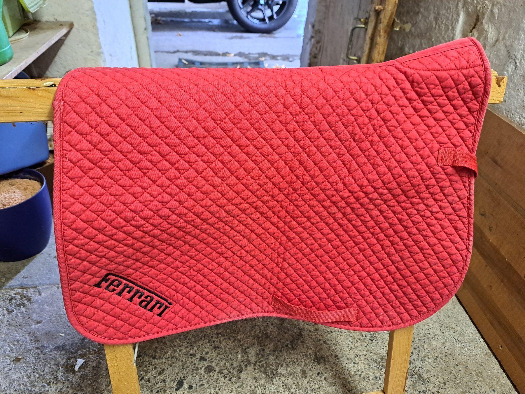Decken & Deckenzubehör: Schabracke mit Aufdruck "Ferrari" – Gebraucht aus Hettiswil von san_kf5h