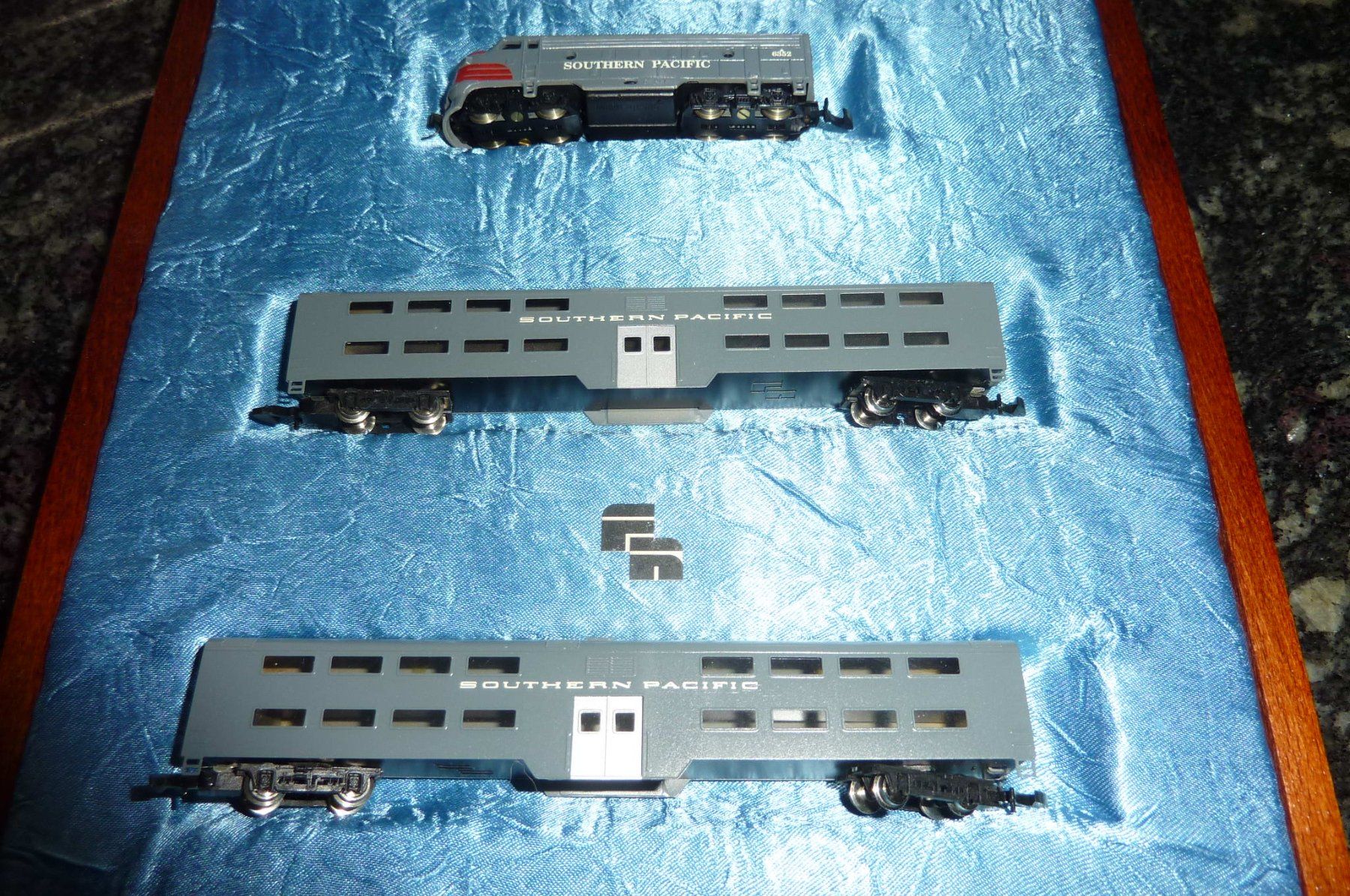 Freudenreich Feinwerktechnik Modellini di ferrovie: SPUR Z  FREUDENREICH SOUTHERN PACIFIC GRAU SET – Nuovo (secondo la descrizione) da Uznach venduto da train50