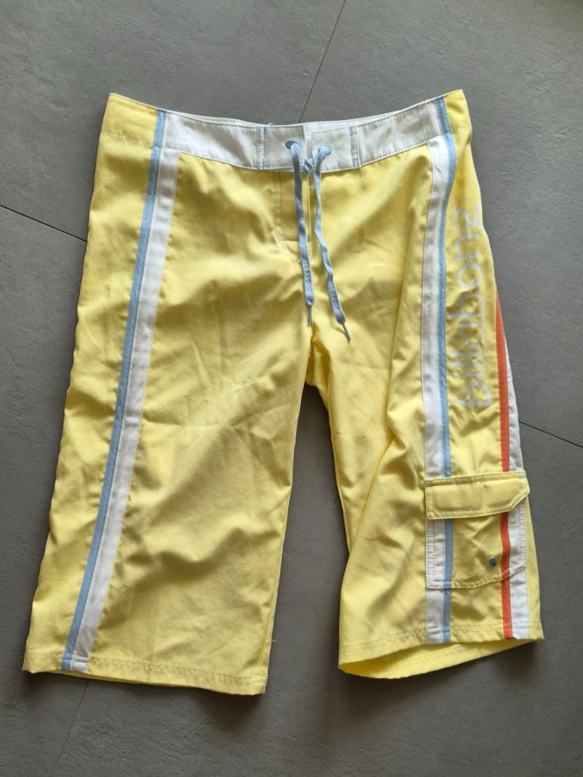 Billabong Pantalons: Short de surf Bilabong, taille 3 – D'occasion à vufflens la ville par Veuveclicquot