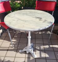 Marmortisch rund mit weissem Fuss aus Gusseisen