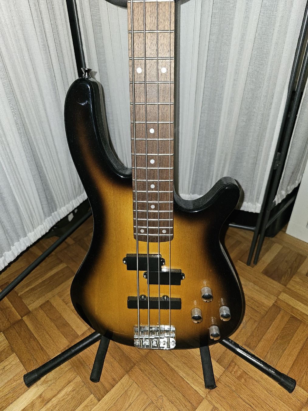 Strumenti musicali: Günstige Einsteiger E-Bass Gitarre – Usato da Sisseln AG venduto da Laif 1