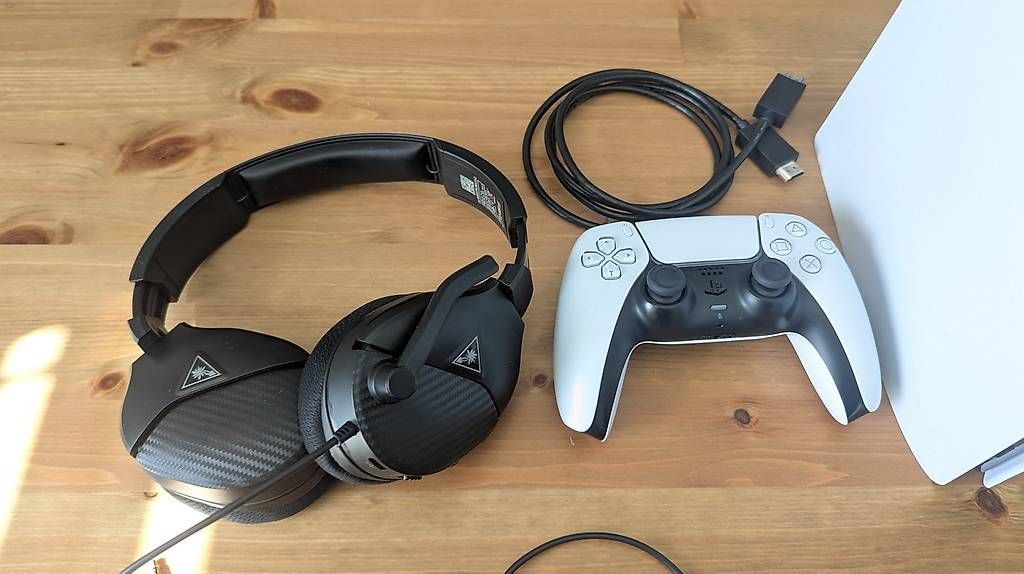Cuffie: PS5 with 1 Controller and Turtle Beach Gaming Headset – Usato da Zürich venduto da tah_q6gw 1