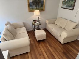 2 x Sofa ( 2 er Sofa) und ein Hocker. Sofa 1.85 m breit.