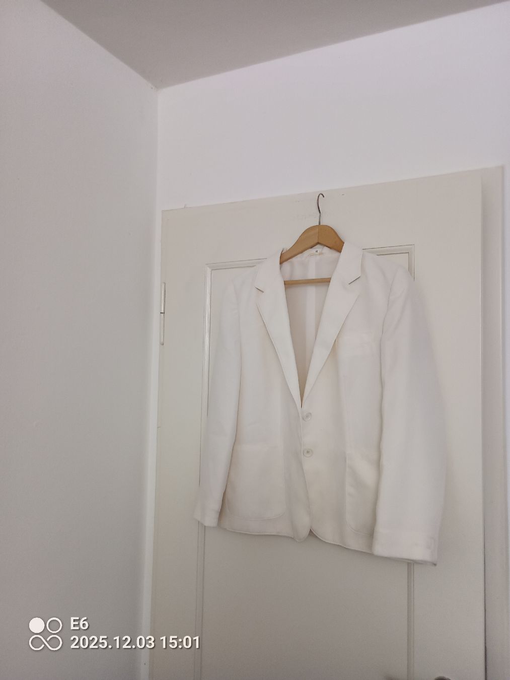 Jacken: Pflegeleichter beiger Blazer – Gebraucht aus Zürich von Mitzi6