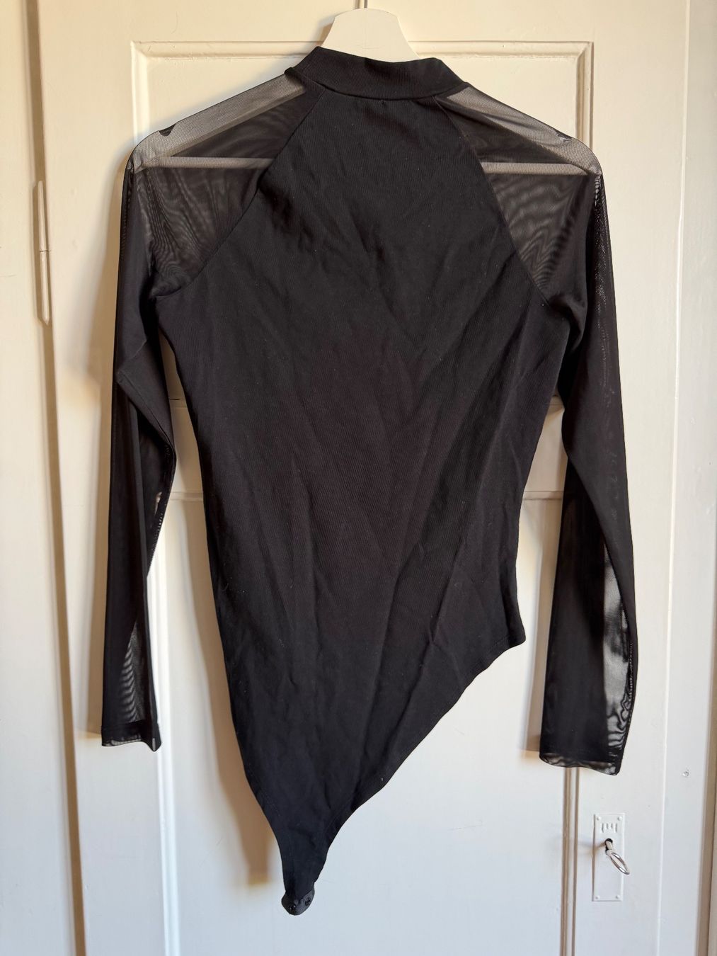 Top: Schwarzer Body mit Mesh Armen – Usato da Zürich venduto da san_7lmz 1