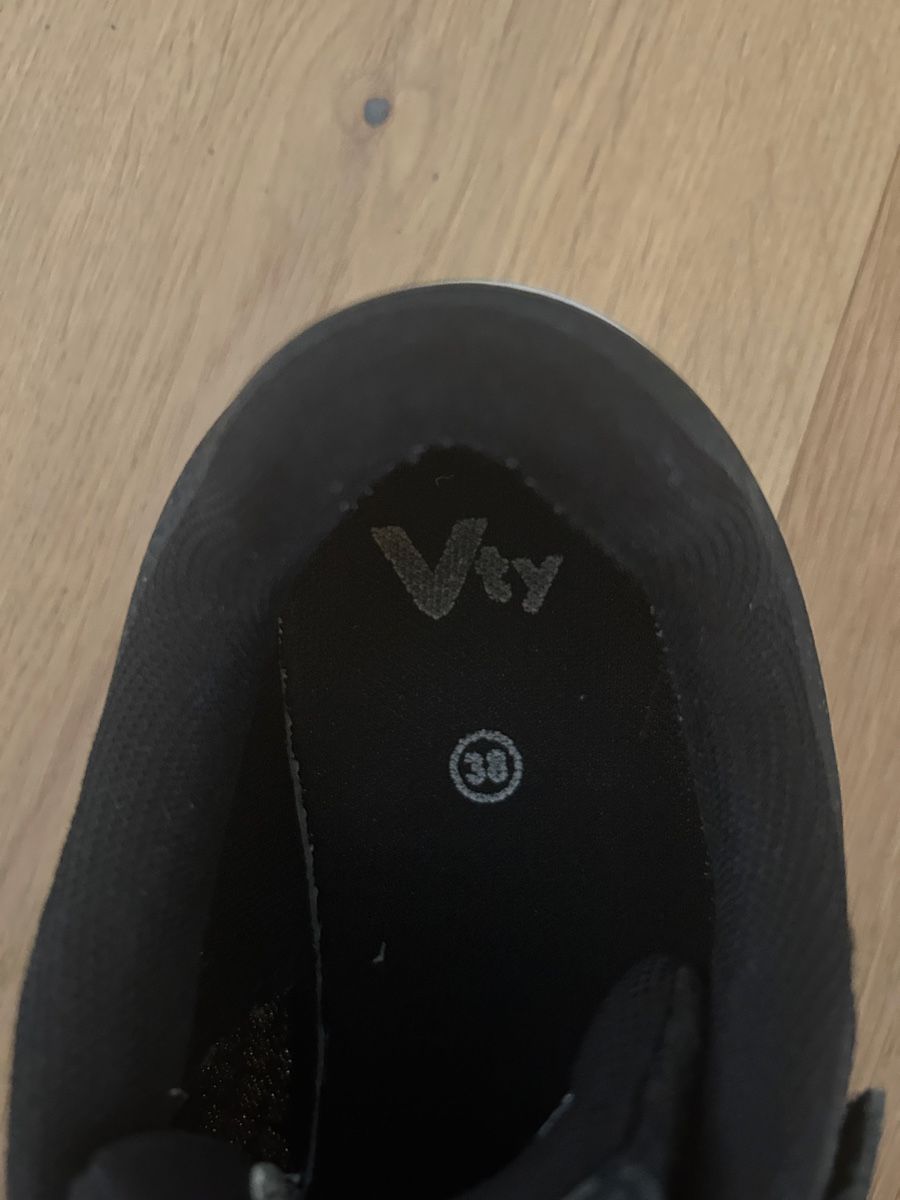 Schuhe für Jungen: Vty Hallenschuhe Grösse 38 – Gebraucht aus Unterlangenegg von Dodo2108 3