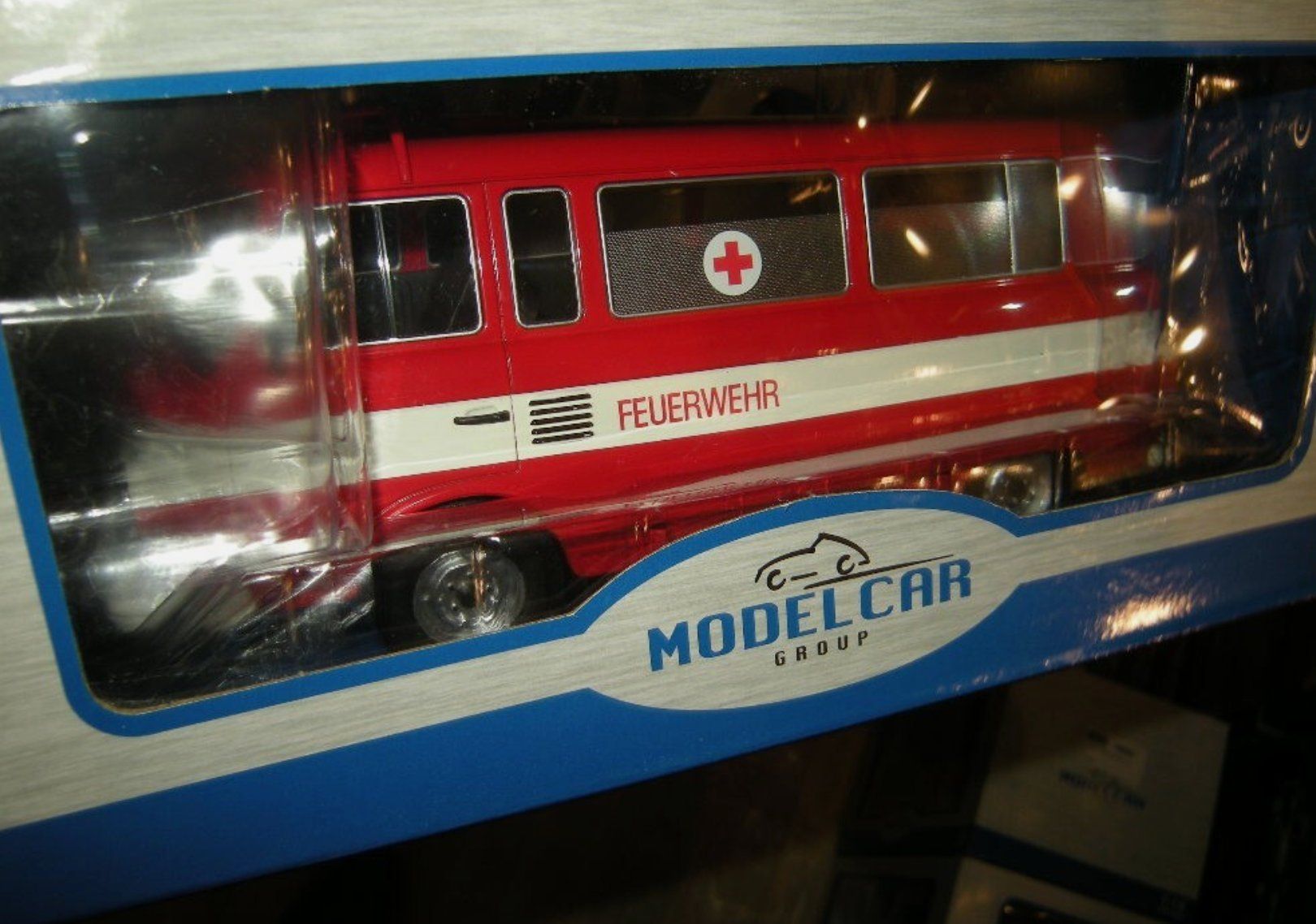 Kit di modellismo & Modellini statici: Camion Barkas B 1000 "Fire Engine" Red/White 1965 Scale 1:18 – Nuovo e nell'imballaggio originale da Lausanne venduto da Techobby 2